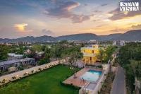 StayVista at Raila Bagh with Pool, Mountain View - B&B Jaipur