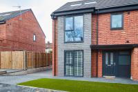 Spacious 4BDR House By Homebird Property Management Short Lets & Serviced Accommodation Leeds With Private Parking & Garden - B&B Leeds