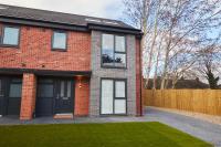 Spacious 4BDR House By Homebird Property Management Short Lets & Serviced Accommodation Leeds With Private Parking & Garden - B&B Leeds