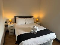 Stylish 1 Bed W- Balcony Near Train Station - B&B Borehamwood