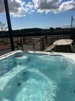 Luxury Lake Front Escape With Hot Tub - B&B Bonvilston