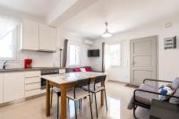 Bright & Cozy Home, 5 mins to Andros Town - Chambres d'hôtes Andros