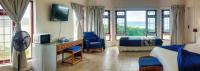 Habitación con cama extragrande y vistas al mar