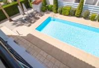 Villa Fortuna - Elegant 3BR Retreat near Coral Bay Beach - Bed and Breakfast Pégeia
