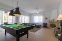 Villa Sapphire - Luxury 5BR Designer Retreat with a Private Swimming Pool - Bed and Breakfast Pégeia