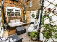 Tiny house in garden London - Bed and Breakfast Londen