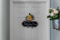 King suite-Sitting area-Backyard views-The Blooming Garden - B&B Fort Smith