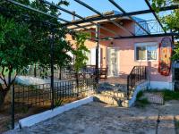 Marathon Coast Home - 2BR - Private Yard by ΜΡS - Bed and Breakfast Panayía Mesosporítissa