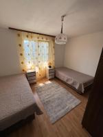 Chambre Lits Jumeaux avec Salle de Bains Commune
