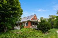 1820 House - VT Charm + Modern Comforts + Hot Tub - B&B Stowe