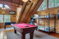 Gated Resort Cabin w Pools Mini Golf - B&B Sevierville