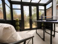 Perfect Booking 3 Bed Home with Garden & Sunroom - B&B Sunningdale