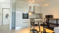 Monolocale Moderno con Balcone - Parcheggio - AC - Ferienwohnung Siena