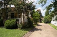 Porch swing, 1920s home, walk to live music - B&B Clarksdale