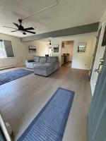 Bright Beautiful 2 Bedroom Suite - B&B Anchorage