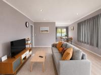 Cozy 2BR Standalone Home with 3 Beds & Sunny Deck - B&B Auckland