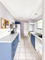Cozy 2BR Standalone Home with 3 Beds & Sunny Deck - B&B Auckland