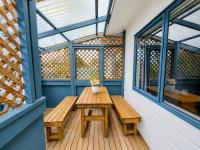 Cozy 2BR Standalone Home with 3 Beds & Sunny Deck - B&B Auckland