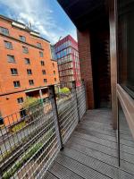 The Hacienda Hideaway - 2BR with Balcony - B&B Manchester