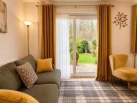Cheerful 2 Bedroom Home with Off-road parking - Ferienwohnung Deysbrook