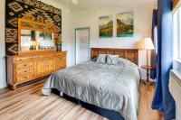 Family 5BR Retreat Sleeps 11 by College, Hospital - Chambres d'hôtes Torrington