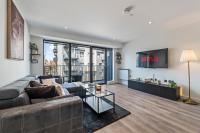 Central Slough APT Balcony Sleeps 6 Pool - Bed and Breakfast Slough