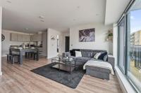 Chic Central Slough APT Balcony Pool Sleeps 6 - Bed and Breakfast Slough