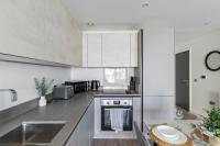 Stylish Slough Apartment Balcony Sleeps 6 - Bed and Breakfast Slough