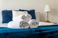 Stylish Slough Apartment Balcony Sleeps 6 - Bed and Breakfast Slough