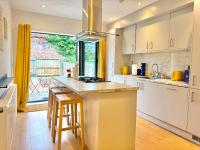 Beautiful 3 Bed House in Altrincham with Free Parking - B&B Broadheath