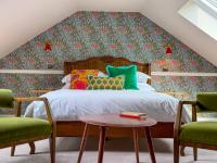 Habitación con cama extragrande y vistas a la montaña