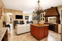 Historic Main St Apt | Private Garage - Chambres d'hôtes Saint Charles