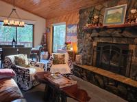 Four Seasons Getaway-Private Hot Spa with Pine Tree Views-Walk to Village and Pineknot Trailhead-Plus King Bed! - Chambres d'hôtes Big Bear Lake