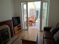 Charming 4 bedrooms 2 bathrooms house near Romford Station with parking - B&B Romford