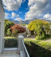 Perfectly Positioned Stylish Townhouse - B&B Franschhoek