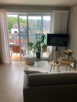 Bright, stylish apartment with a sunny balcony close to nature - Chambres d'hôtes Oslo