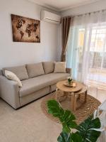 Sunny ground floor apartment with a large terrace and direct access to the pool - Bed and Breakfast Torrelamata