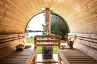 Secluded lakeside villa - sauna, ski, boat, 20 guests - B&B Sunnansjö