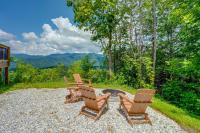 Mtn-View 'Hidden Falls' Cabin w/ Hot Tub & Deck - Chambres d'hôtes Andrews