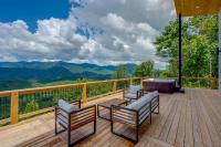 Mtn-View 'Hidden Falls' Cabin w/ Hot Tub & Deck - Chambres d'hôtes Andrews