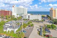 Beachside 2BR with Heated Pool + Parking - Ferienwohnung Pompano Beach
