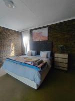 Bed & Shared Bath by Mama R - B&B Newcastle