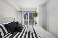 CN Tower Views Bright Modern 2BR - Chambres d'hôtes Toronto