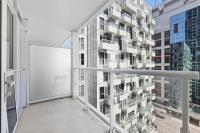 CN Tower Views Bright Modern 2BR - Chambres d'hôtes Toronto
