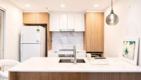 Elegant 2BR Retreat with Pool, Parking & Balcony - B&B Phillip
