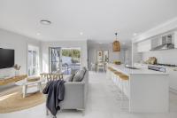 Main Beach House - Coastal Family Holiday Home - Bed and Breakfast South West Rocks