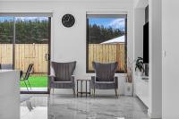 Modern Sunbury Home Mins to Rupertswood - Chambres d'hôtes Cinnabar