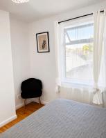 The Cosy stay is a two bedroom apartment located next to Forest Hill train station London, with quick access to the city and local landmarks - B&B Forstal