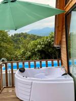 GNDT Cabin with Mountain View & Hot Tub - Chambres d'hôtes Khelvachauri