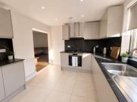 Lovely 5bed House in Wembley can sleep up to 12 people - Bed and Breakfast Perivale